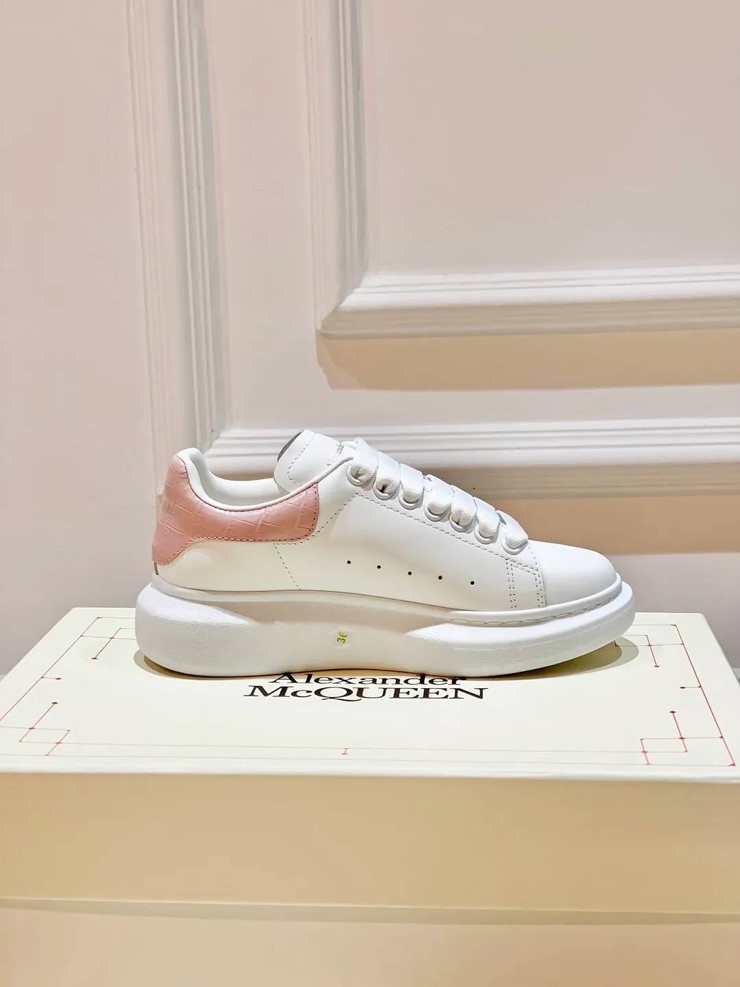 👟👟Ex-factory price 560👟👟 𝐀𝐥𝐞𝐱𝐚𝐧𝐝𝐞𝐫 𝐌𝐜𝐐𝐮𝐞𝐞𝐧A must-have for going out ~ full of confidence. McQueen white shoes are versatile and can instantly elongate your proportions. The long legs that fill the screen make you confident, sweet and cool, and can be controlled by both male and female gods, making you look better as you wear them. ⭐Shoe upper material: first-layer cowhide ⭐Shoe lining material: sheepskin ⭐Available sizes: 35-40, male 39-45 (female 40, male 45 customized)